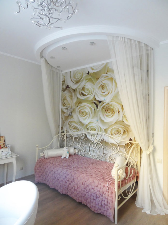 roses on the wallpaper roses on the wallpaper