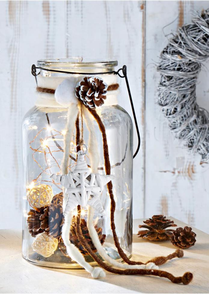 Decorating a glass jar with a garland Decorating a glass jar with a garland