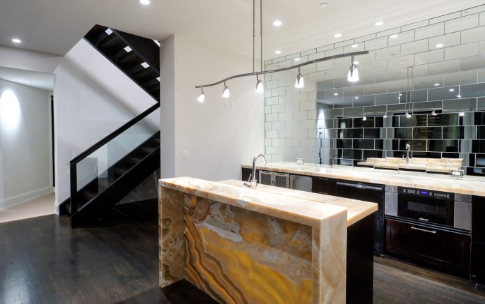 Mirror tiles in the interior of the kitchen
