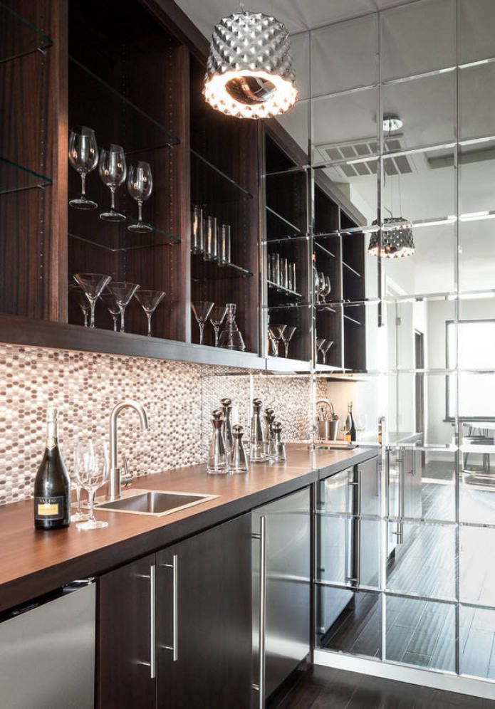 Mirror tiles in the interior of the kitchen