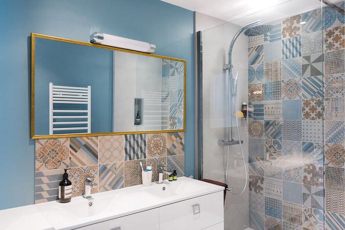 Patchwork tiles in the bathroom