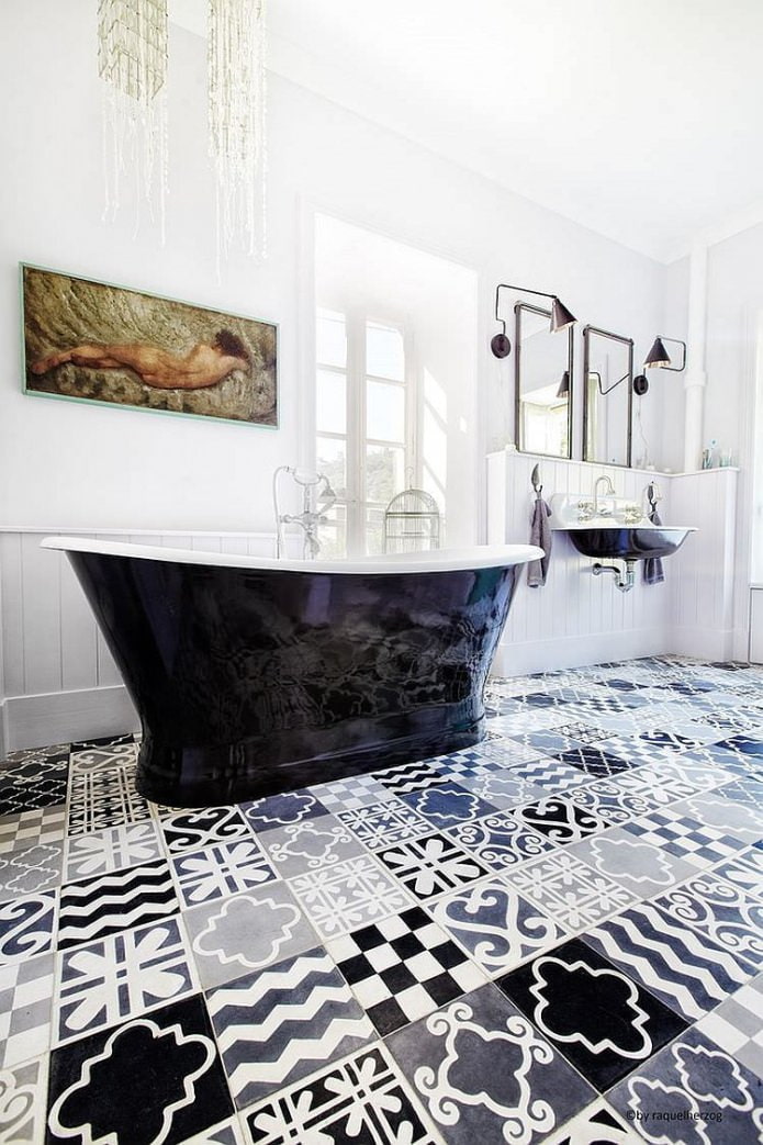 Patchwork tiles in the bathroom