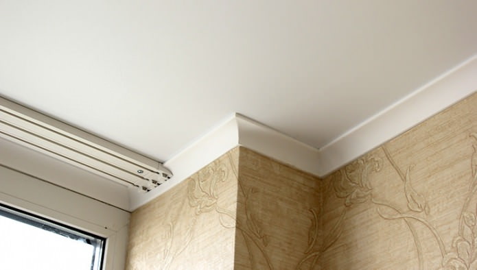 Skirting board for stretch ceiling