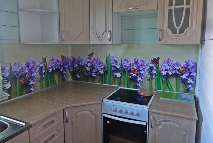 Plastic apron design