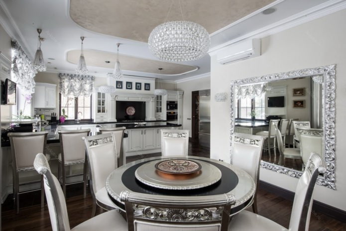 Mirror canvas in the dining room