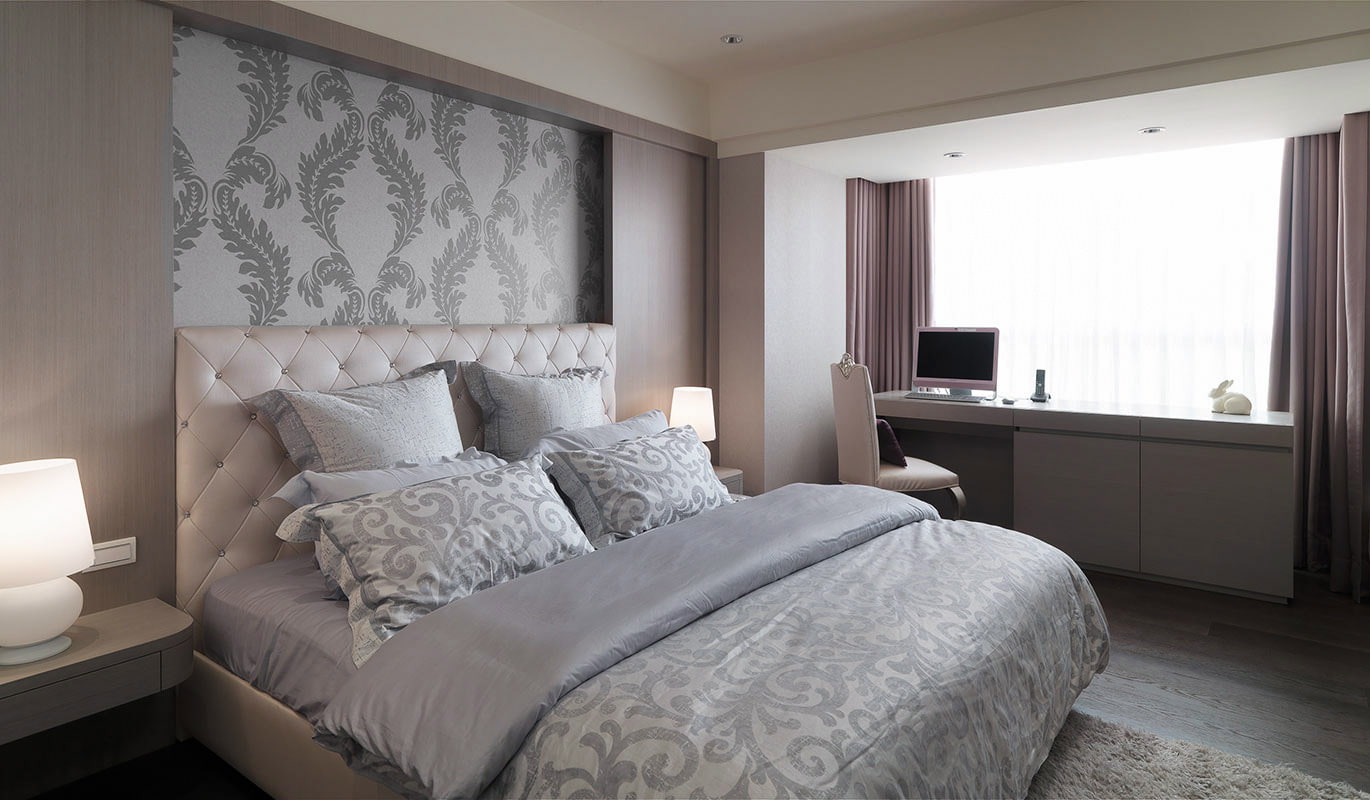 gray wallpaper in the bedroom