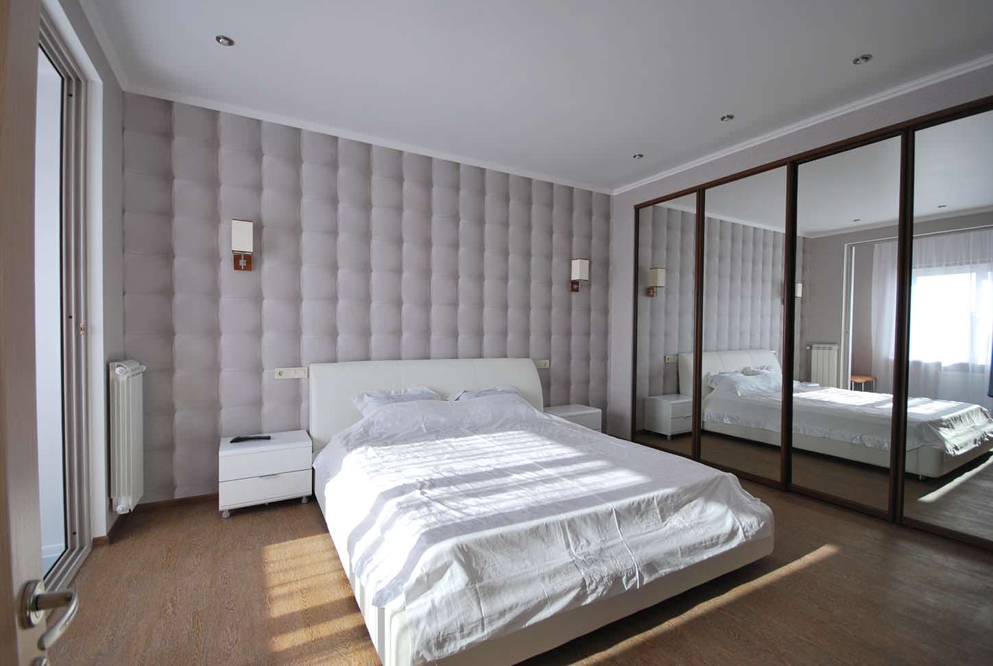 gray wallpaper in the bedroom