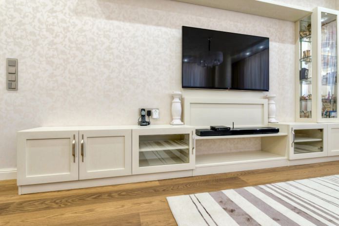 white wallpaper in the living room