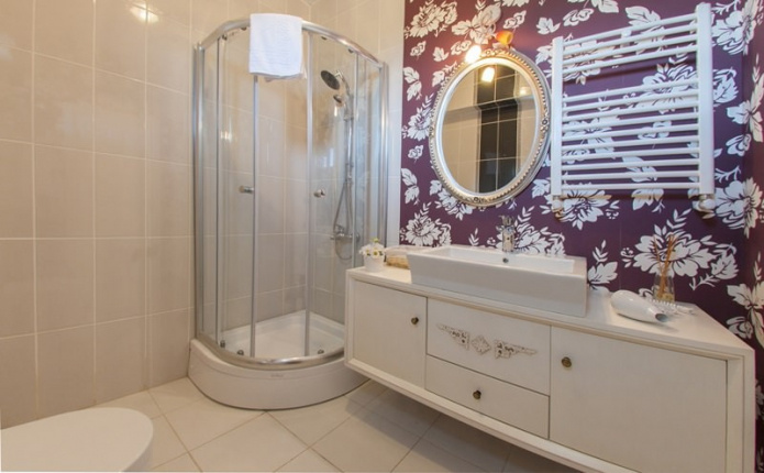 wallpaper in the bathroom