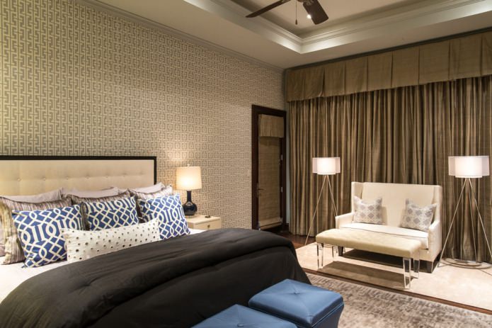 Taupe wallpaper in the bedroom