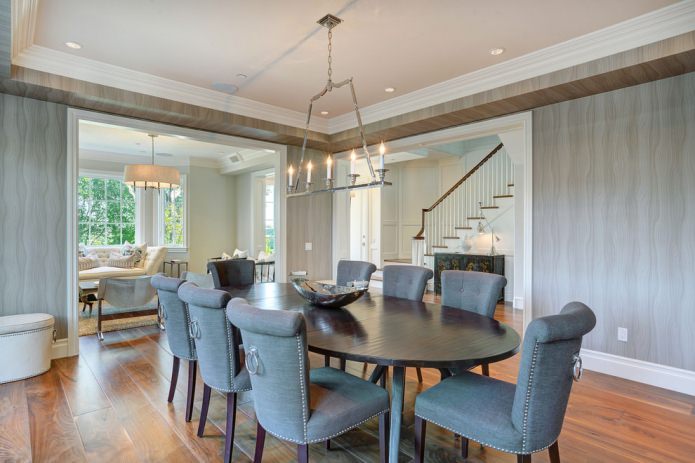 Gray wallpaper in the interior of the dining room