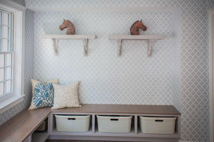 Gray and white wallpaper in the hallway