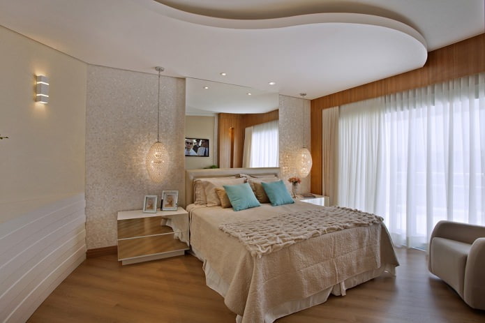 Mirror wall in the bedroom