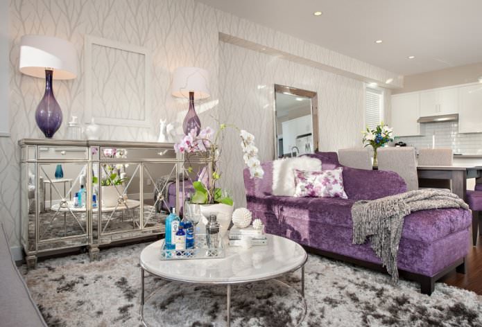 Beige wallpaper in the interior