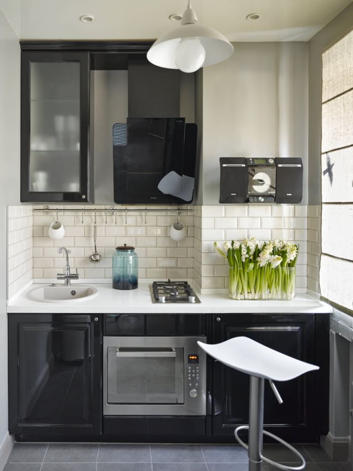 Design of a small kitchen with a black headset Design of a small kitchen with a black headset