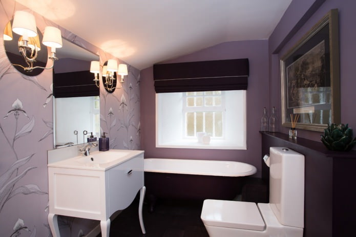 wallpaper with flowers in the bathroom