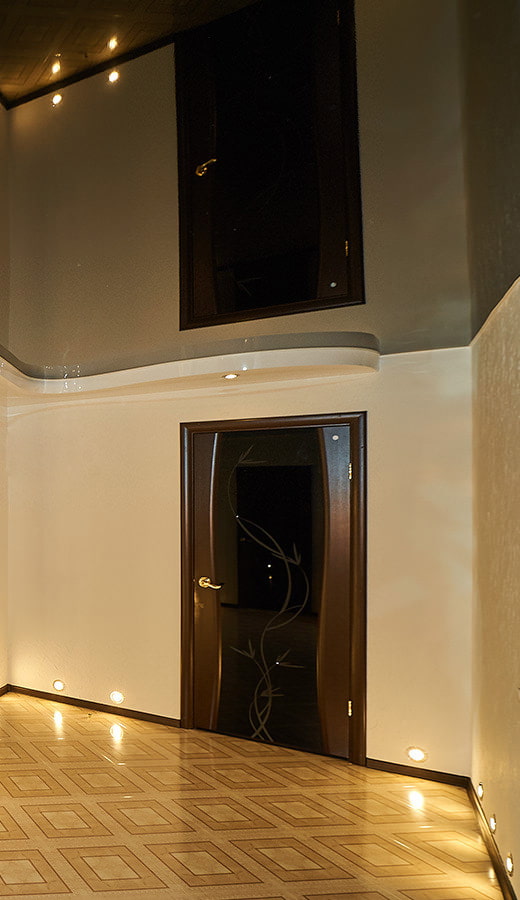 single-level ceiling in the hallway