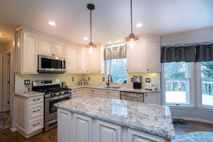 Fastening to eyelets Fastening to eyelets