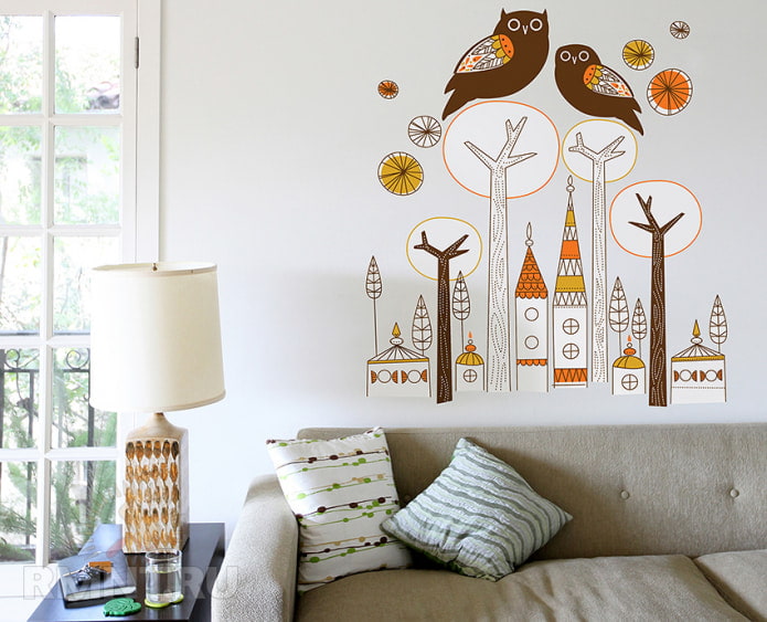 drawing of an owl on the branches in the living room on the wallpaper