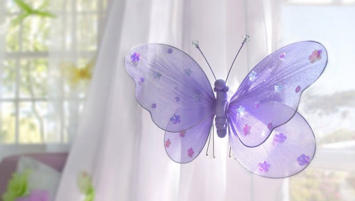 Jewelry on pins for curtains Jewelry on pins for curtains