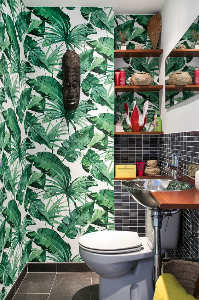 Combination of wallpaper with tiles
