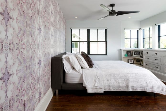 Gray-lilac walls in the bedroom
