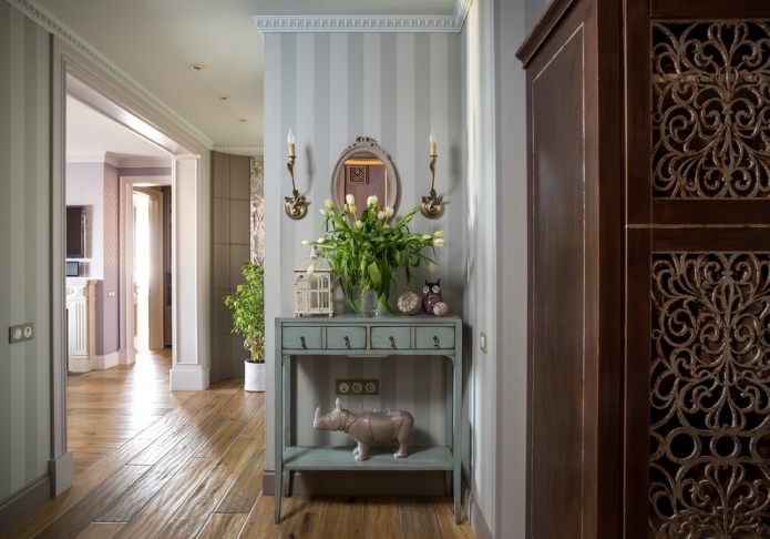 Gray stripes on the walls Gray stripes on the walls