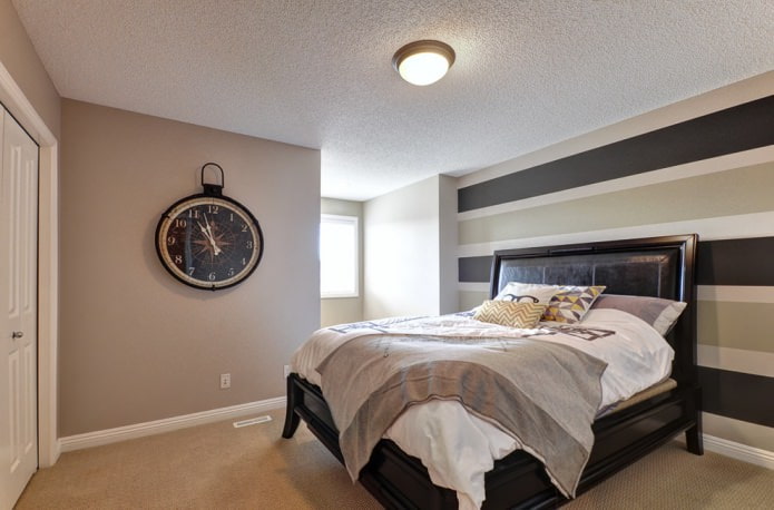 Brown stripe on the walls in the bedroom Brown stripe on the walls in the bedroom