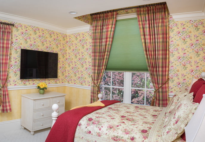 Dividing the wall into two horizontally using wallpaper Dividing the wall into two horizontally using wallpaper