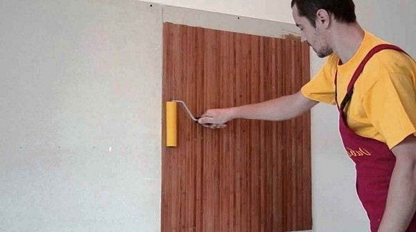 Wallpaper gluing