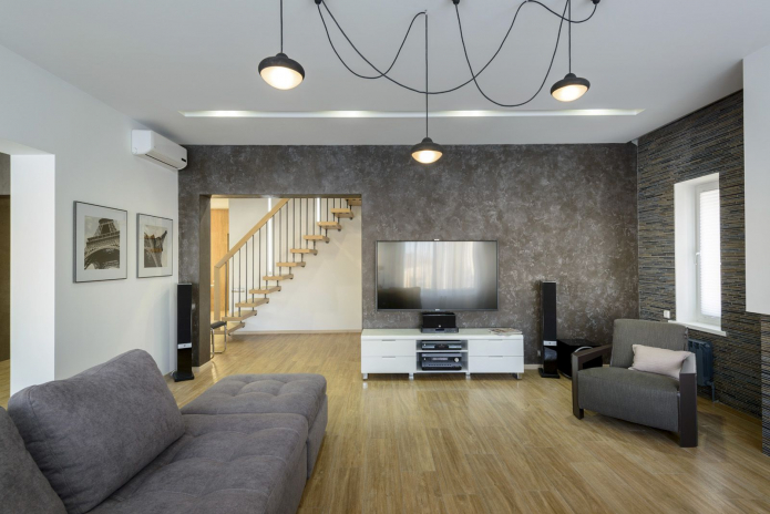 gray walls under the Venetian