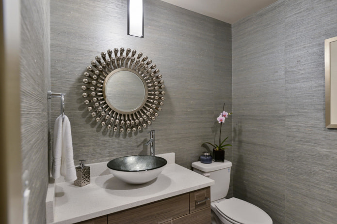 Ceramic wallpaper in the toilet