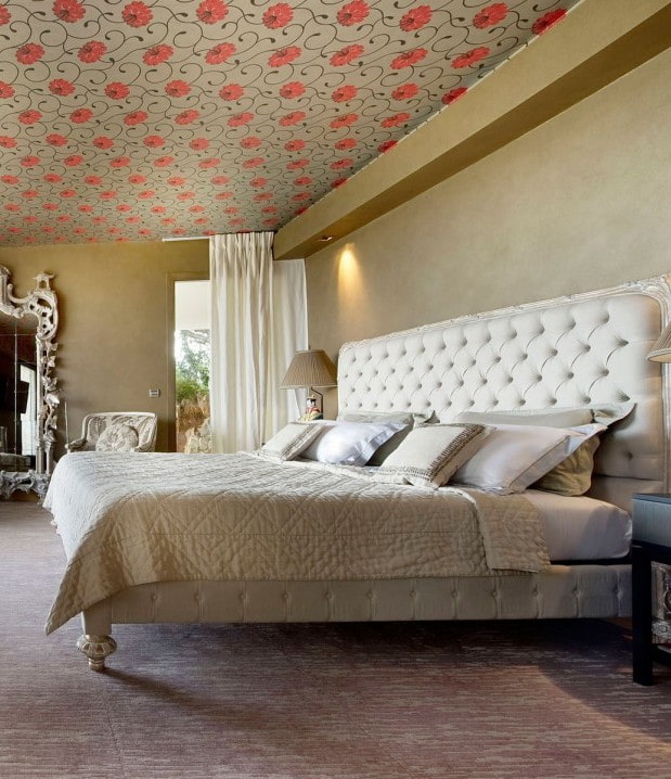 beige ceiling wallpaper in the interior