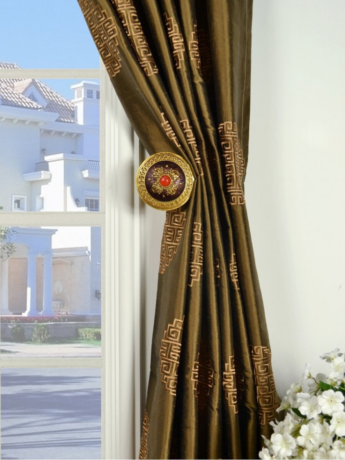 Curtain holder Curtain holder