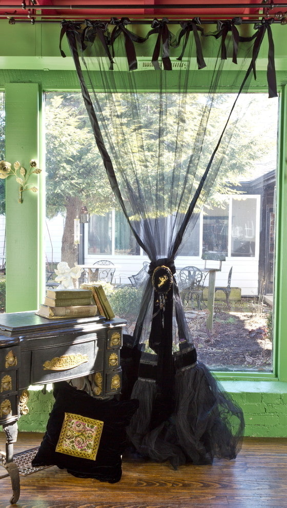 Black tulle on the loops Black tulle on the loops