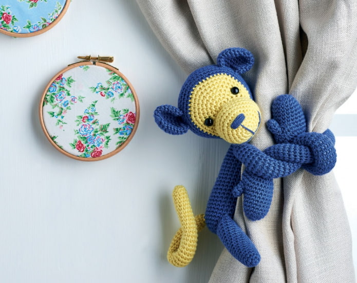curtains with a pick-up in the form of a toy amigurumi