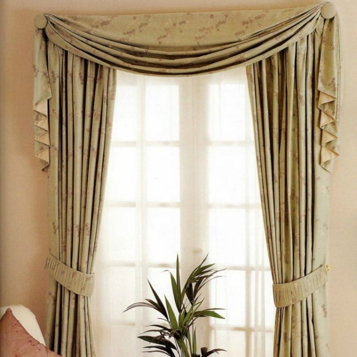 Simple lambrequin on a narrow window