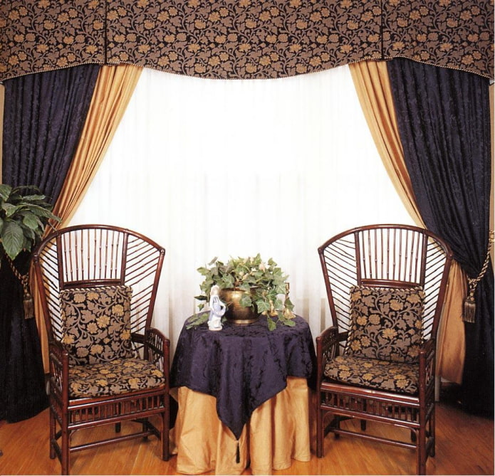 blue lambrequin with flowers