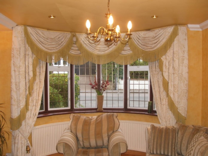 lambrequin with dark fringe