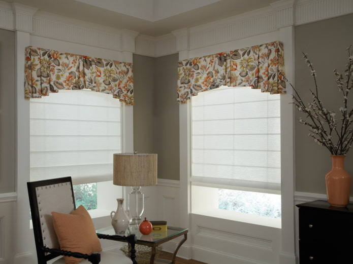 small lambrequin with flowers