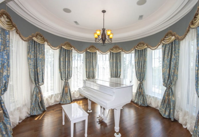 combined lambrequin in the bay window