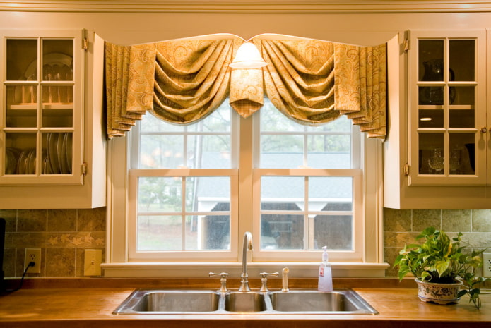 lambrequin jabot in the interior of the kitchen