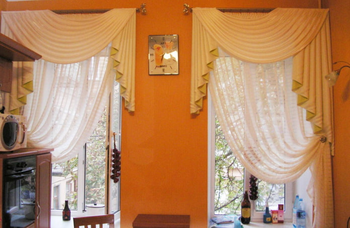 lambrequin with perekidy in the interior of the kitchen