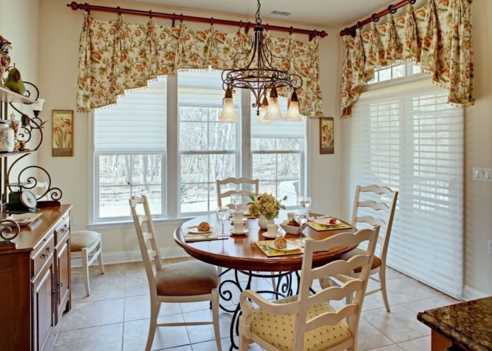 lambrequins in the form of an arch in the interior