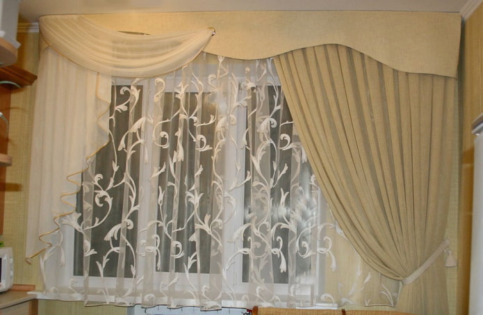 lambrequin cascade in the interior of the kitchen