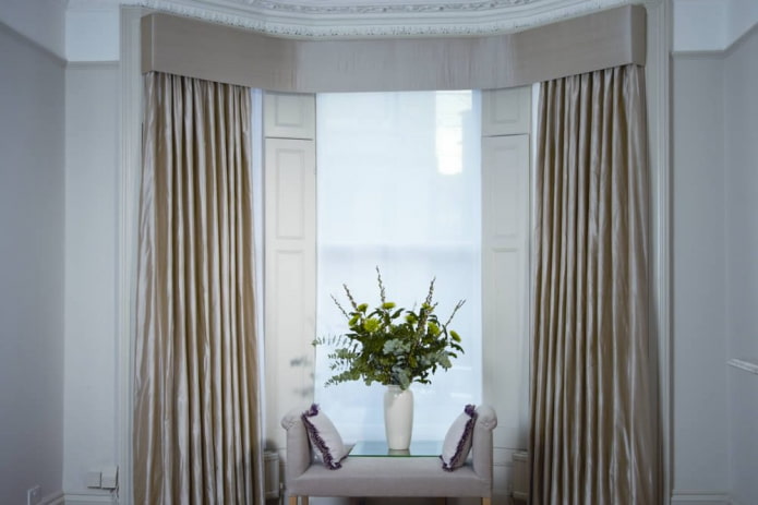 hard lambrequin made of satin hard lambrequin made of satin