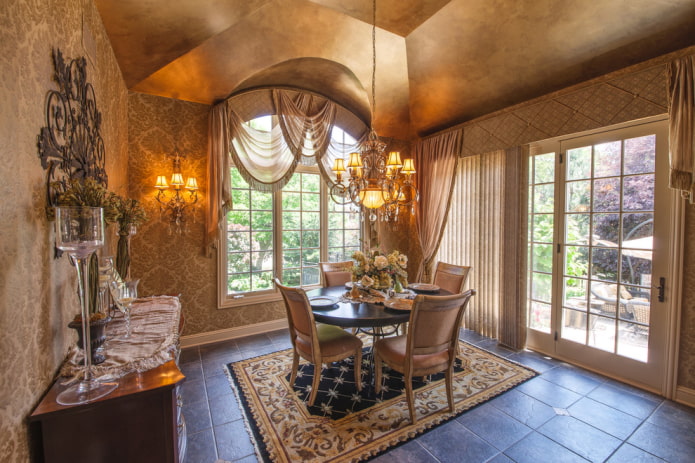 combined lambrequin in the dining room