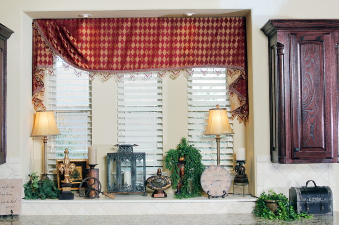 lambrequin decorated with bugles