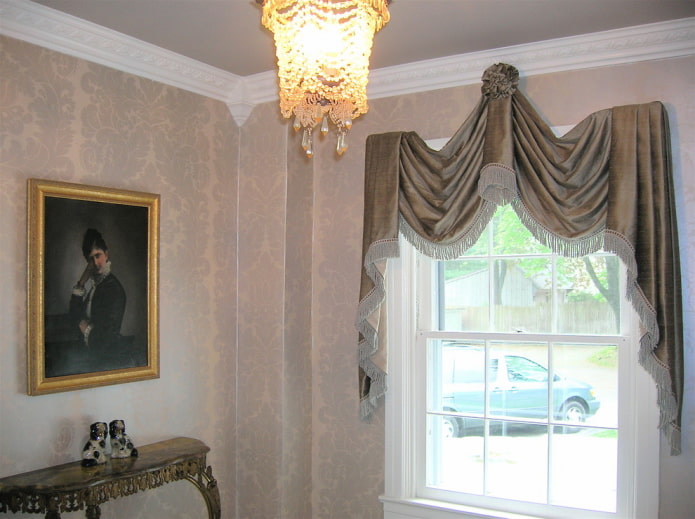 lambrequin decorated with fringe