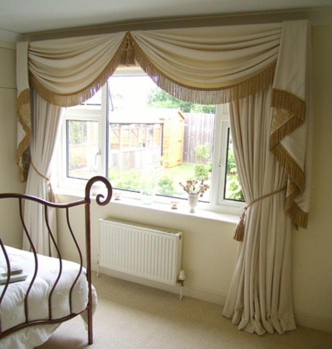 lambrequin decorated with fringe